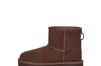 12/13 Younger UGG Kids Classic Mini Platform Classic Boot – Dark Brown