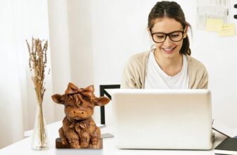 Embhlitfe Happy Highland Cow Highland Cow 2D Flat Wooden & Ornaments For Living Room & Office Decor Accessories Statues For Indoor & Outdoor Lovely Gifts for Women & Men (Lady)