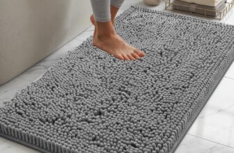 LuxUrux Small Bath Mat AS-SEEN-ON-TV Extra-Soft Plush Shower Rug, 42 x 60 cm Compact Chenille Microfiber Bathroom Rug, Super Absorbent Shaggy Bath Mat (Light Grey)