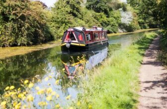 One Or Two Night Stay in a Narrowboat With a Bottle Of Fizz And Breakfast – With Code – For up to 2 Adults & 2 Kids