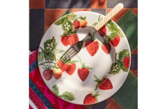 Strawberries Medium Dinner Plate, 8.5 Inch