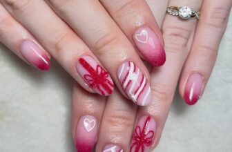 24PCS Christmas Press on Nails Short, Xmas Pink Gradient French Fake Nails with Gift Box & Candy Cane Design, Almond False Stick on Nails French Tips for Women