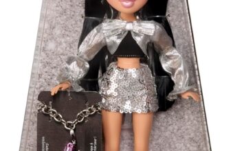 Bratz Charmz Jade – Fashion Doll with Collectible Charm Bracelet, Includes Outfit & Accessories, Comes in a Display-Worthy Packaging, Customise and Collect