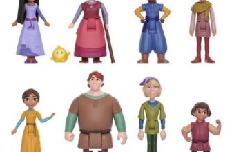 Disney Wish the Teens Pack of 8 Dolls and Star Figure