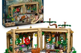 LEGO Harry Potter Hogwarts Castle: Herbology Class Set with Neville Longbottom, Hermione Granger & Prof. Sprout Minifigures