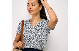Notch Neck Printed T-Shirt in Navy Daisy