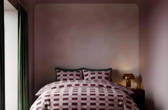 OHS Double Duvet Set, Gifts for Women Super Soft Cosy Warm Microfibre Polyester Checkerboard Piped Edge Double Bedding Luxurious Comfy Quilt Cover Set with Pillowcases, Burgundy/Pink