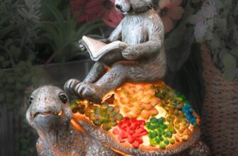 TERESAS COLLECTIONS Garden Ornaments Outdoor, Rabbit Sitting on Tortoise with Solar Lights, Waterproof Resin Animal Ornaments, Rabiit and Tortoise Gfits, Indoor Outdoor 16CM
