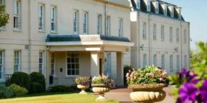 2 or 3-Course Sunday Lunch w/ choice of Glasses or Bottles of Wine at Avisford Park Hotel – from £16.99 for one 2 course with code