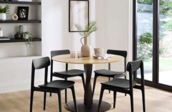 Arlette 4 Seater Round Dining Table, Solid Oak and Oak Veneer
