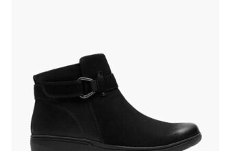 Clarks Womens Carleigh Drift D-Fit Buckle Boots