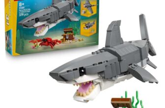 LEGO Creator 3in1 Fierce Shark with a Treasure Chest, Transforms into an Anglerfish or Manta Ray 31381