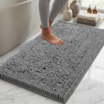 LuxUrux Small Bath Mat AS-SEEN-ON-TV Extra-Soft Plush Shower Rug, 42 x 60 cm Compact Chenille Microfiber Bathroom Rug, Super Absorbent Shaggy Bath Mat (Light Grey)