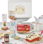 Edmond & Charles Luxury Red Velvet Afternoon Tea Hamper Gift Box with Tea, Red Velvet Cake, Clotted Cream Fudge, Ginger Thins, Macarons, Jam & Biscuits Hampers Presents for Women Birthday Treats